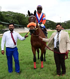 Worldly Wise (S Imran up) winner of the KONARK PLATE (DIV-I), being led in by trainer Ganesh J on Wednesday races at Mysore.	